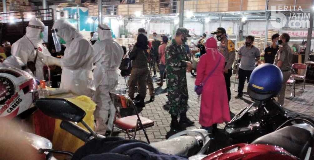 390 Warga Asemrowo Tandes Jalani Rapid Test Massal