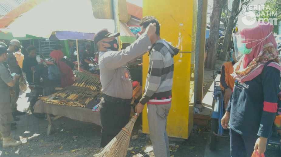 Tidak Pakai Masker, Warga Disanksi Sapu Pasar Krembung Sidoarjo