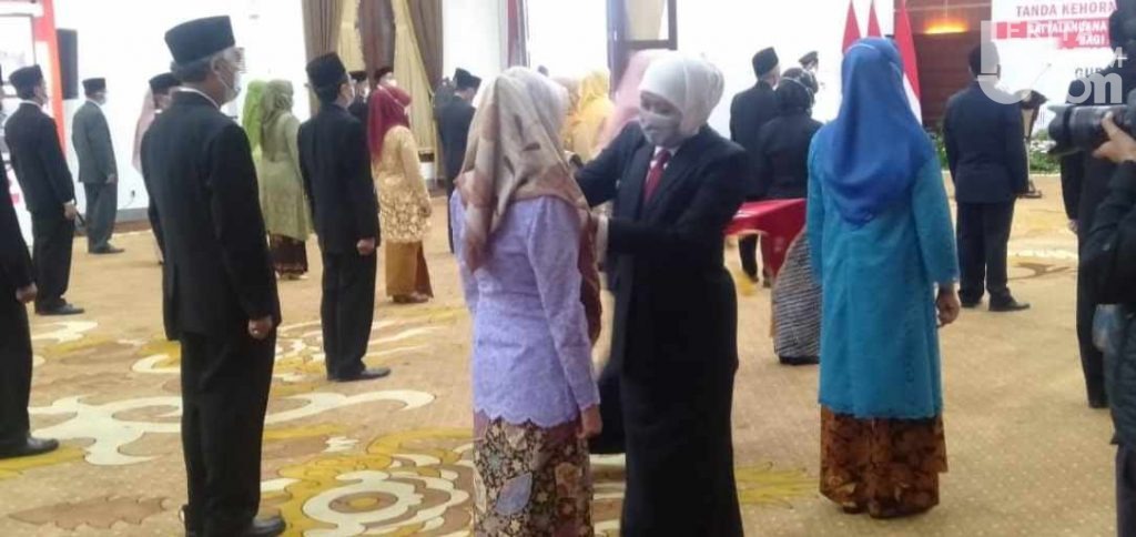 Ini Pesan Khofifah kepada Guru Penerima Satyalancana Karya Satya
