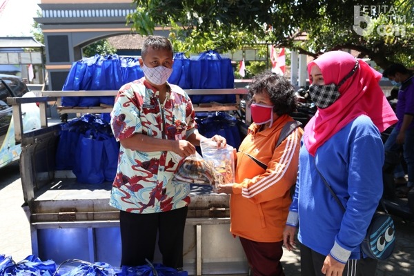 Sukseskan Program Gemarikan, Dinas Perikanan Kabupaten Kediri Serahkan Ikan Lele ke Kader Posyandu