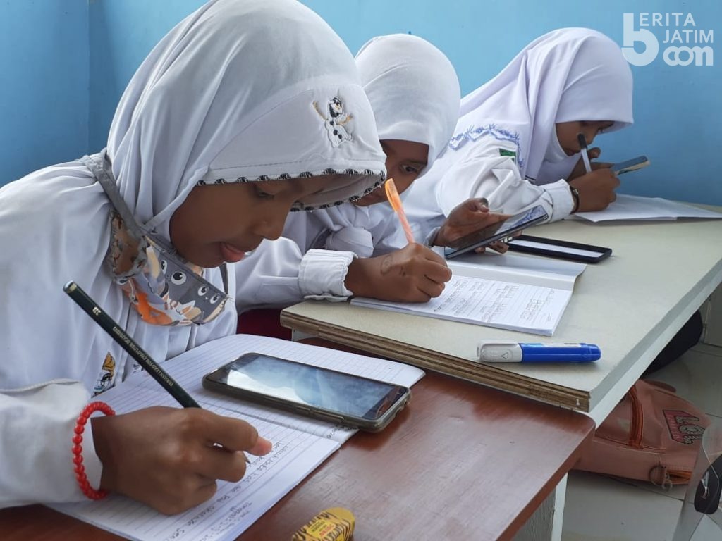 Wi-Fi hingga Handphone Gratis untuk Anak-anak Keputih Timur Pompa Air