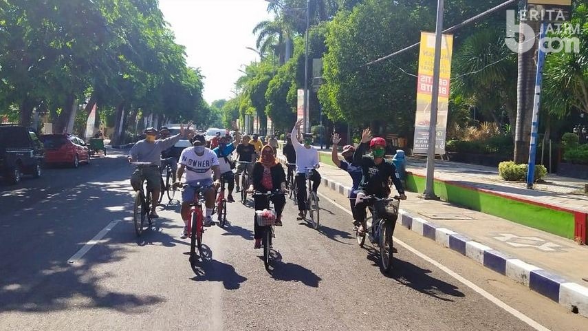 Pokja Wartawan Pemprov Jatim Bareng Bakorwil Bojonegoro ‘Ngonthel’ Bagi Masker