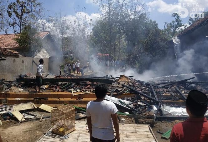 Hanya Hitungan Menit, Rumah Jauhari Ludes Terbakar Jadi Arang