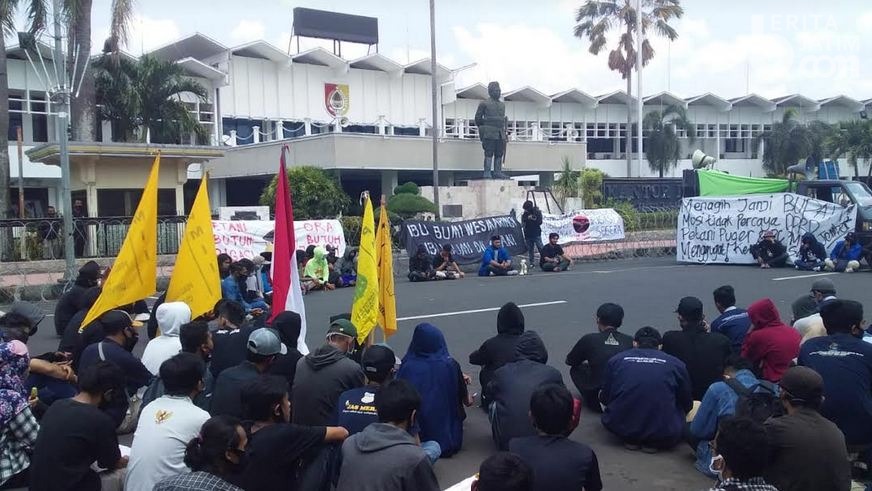 Puluhan Orang Duduk dan Tahlilan di Atas Aspal Panas Depan Kantor Bupati Jember