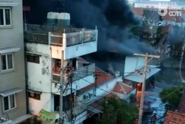 Kebakaran Landa Bangunan di Jalan Veteran Surabaya, Belakang Kantor BCA