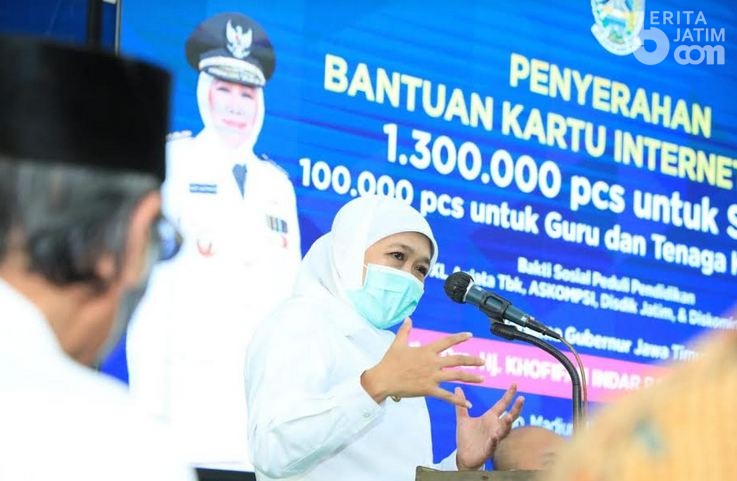 Dorong Motivasi Belajar, Gubernur Khofifah Bagikan 1,3 Juta Kartu Internet Gratis untuk Pelajar