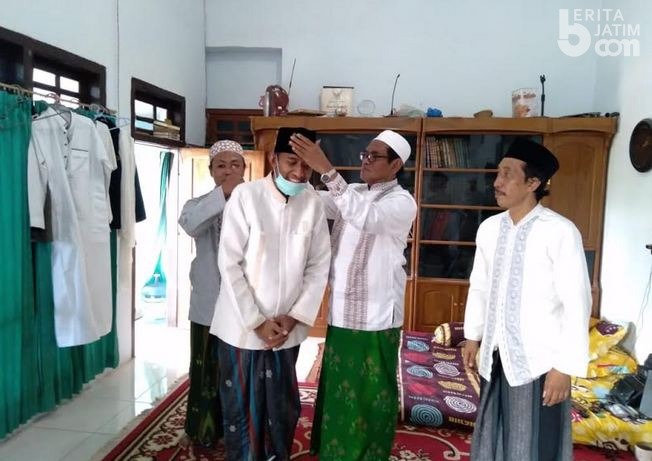 Sowan Kiai, Ach Fauzi Dapat Kopiah Generasi Muda NU