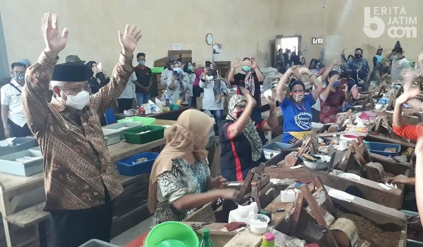 Kunjungi Pabrik Rokok Sayap Mas, Bupati Malang Beri Saran 3 M buruh pabrik