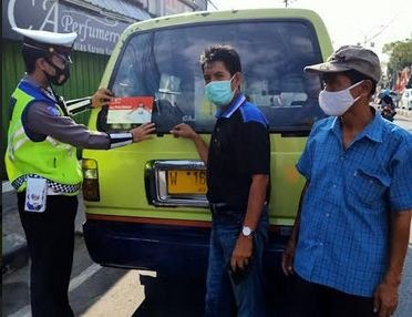 Cegah Covid-19, Polisi Gresik Keliling Pasang Stiker Ayo Pakai Masker