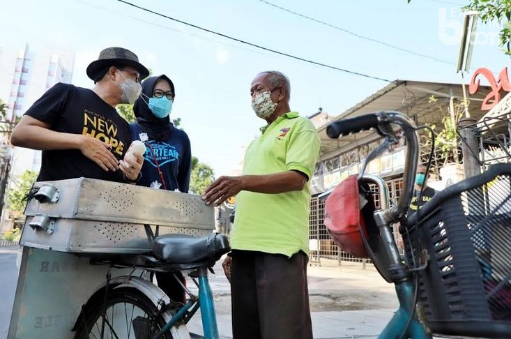 Machfud Arifin Jadi Jawaban Doa Pedagang Kecil di Tengah Kesulitan