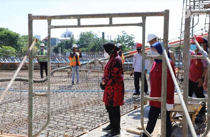 Tinjau Progres Pembangunan Jembatan Joyoboyo, Risma Soroti Drainase dan Elevasi Permukaan