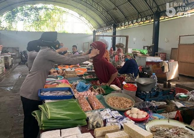 Blusukan di Pasar Gresik, Polwan Temukan Pedagang dan Pembeli Tak Pakai Masker