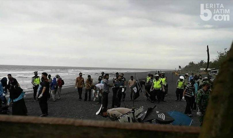 Polisi Lumajang Bersihkan Sampah Pantai Watu Pecak