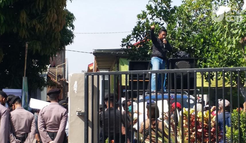 Warga Sidokerto Sidoarjo Demo Tuntut Modin Mundur dari Jabatannya