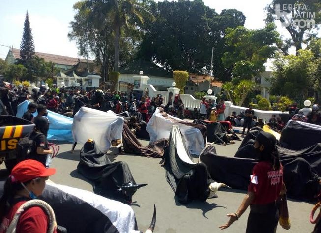 Puluhan Orang Kesurupan di Depan Pendapa Bupati Jombang