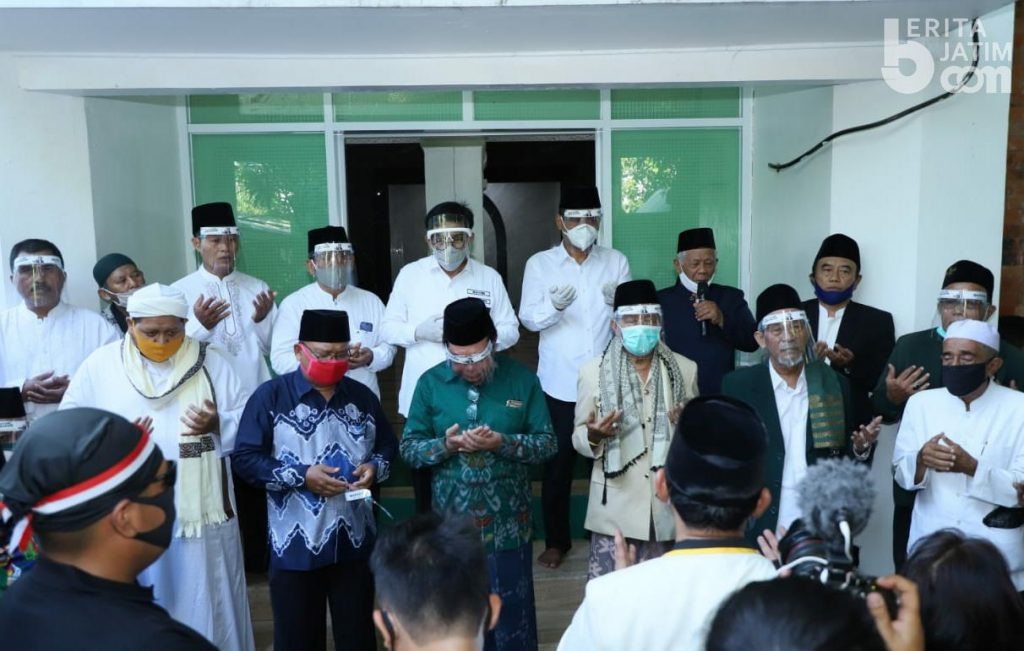 9 Ulama Dampingi Cak Machfud-Mujiaman Ziarah Makam Sunan Bungkul Sebelum Daftar KPU