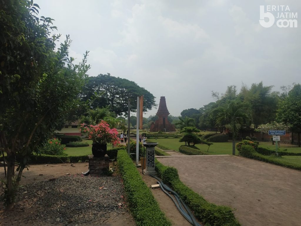 Wisata Candi Bajang Ratu Kembali Dibuka, Wisatawan pun Berdatangan