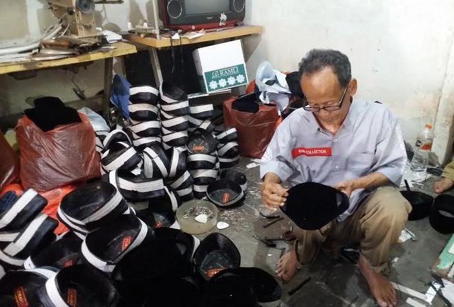 Songkok Unik Tercipta dari Gresik, Pakai Lampu Warna Warni