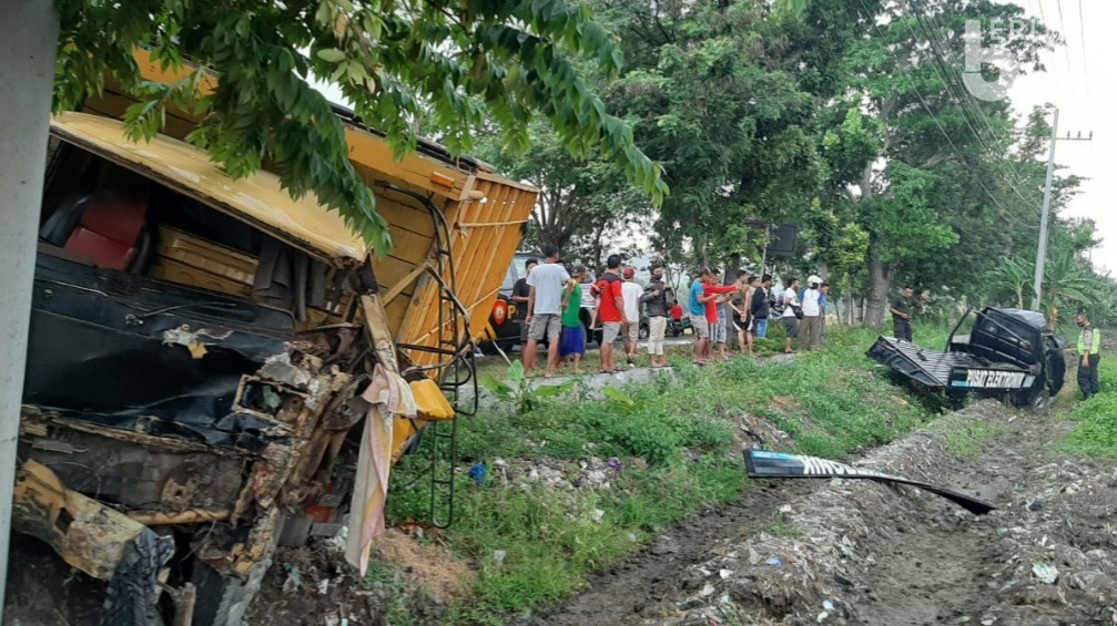 Pikap Tabrak Truk lalu Masuk Sawah, 1 Meninggal 2 Terluka