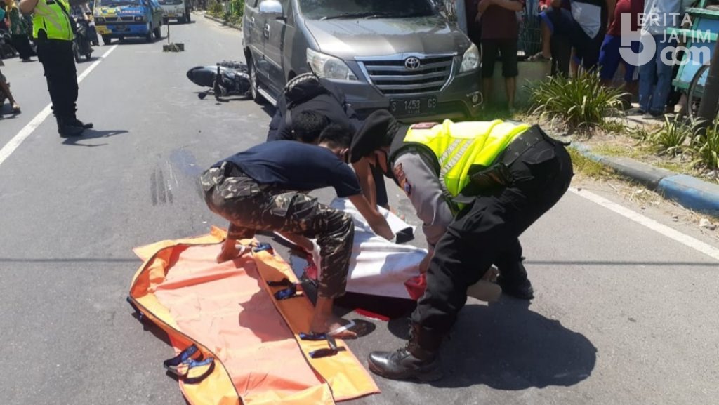 Emak-emak Pengendara Motor di Tuban Terlindas Truk Trailer