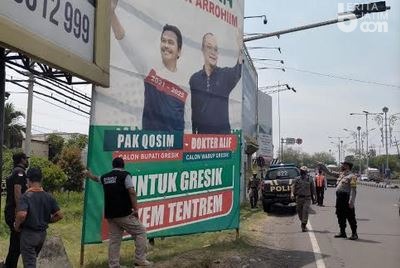 Bawaslu Gresik Bersihkan APK Paslon Pilkada