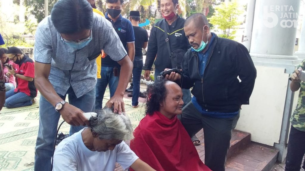 Rayakan Sanksi terhadap Bupati, Warga Jember Cukur Gundul dan Tumpengan