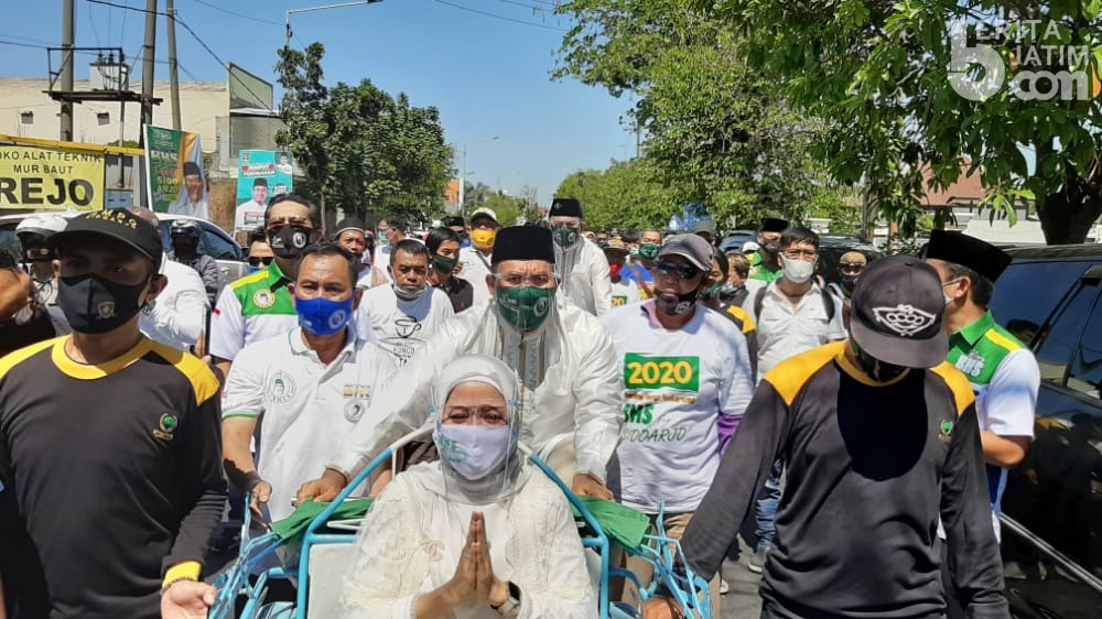 Paslon BHS-Taufiqulbar Daftar ke KPU Sidoarjo Naik Becak