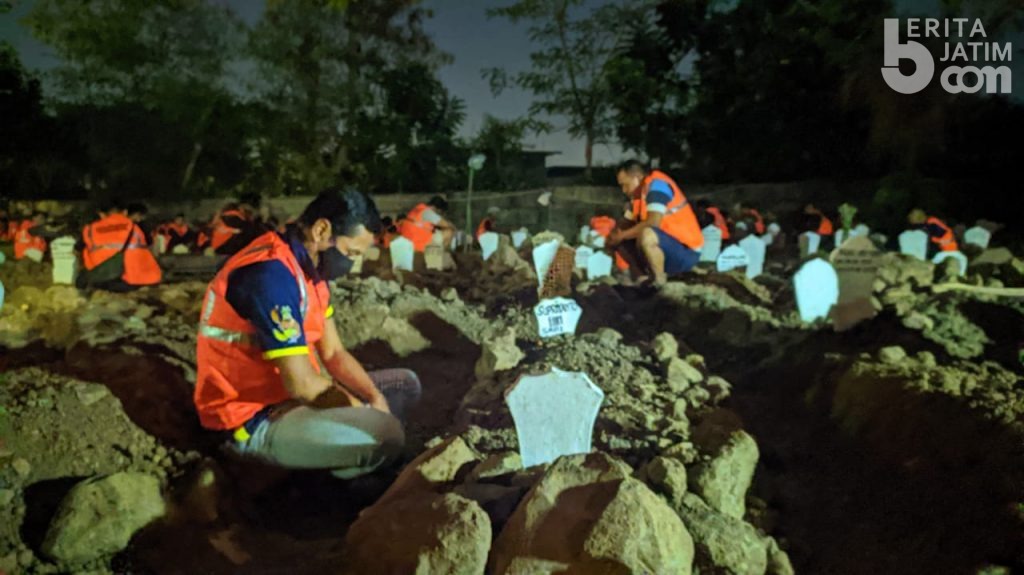 Pelanggar Protokol Kesehatan di Sidoarjo Digiring ke Makam Praloyo Malam Hari