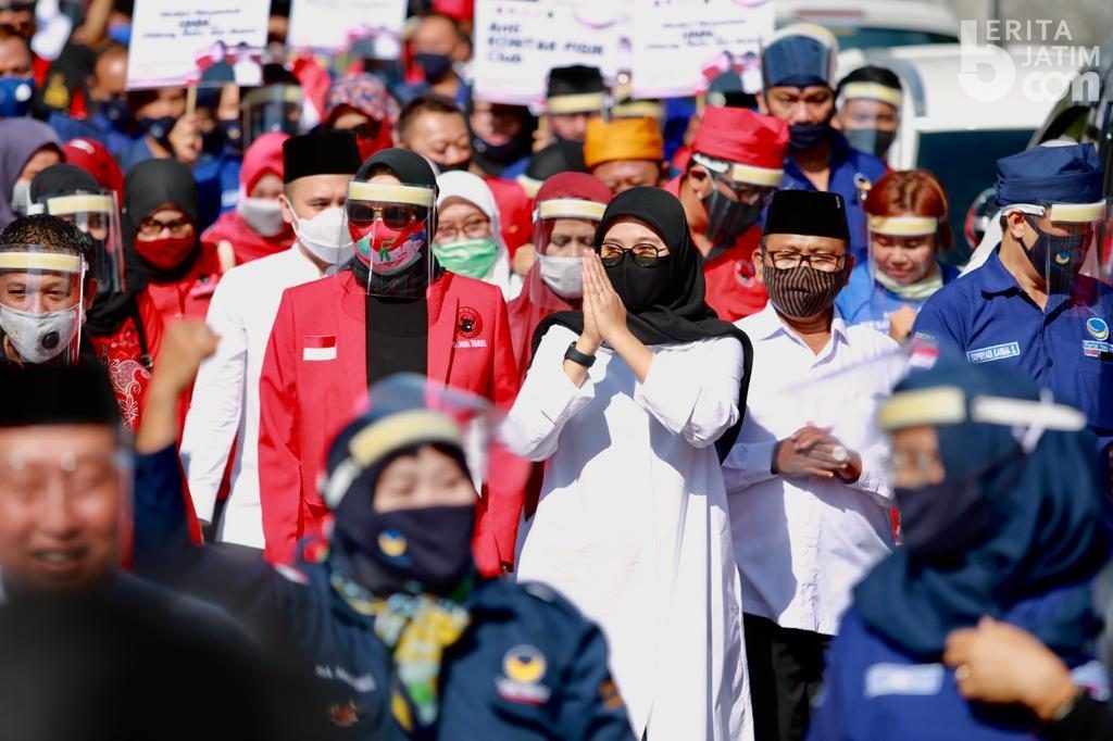 Mendaftar ke KPU Banyuwangi, Pasangan Ipuk-Sugirah Jalan Kaki