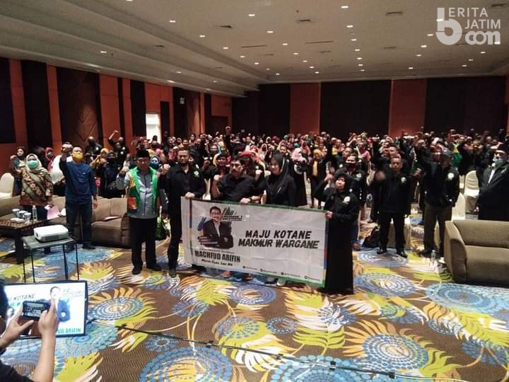 Patuhi Protokol Kesehatan, Ribuan Relawan Berjejer di Jalanan Surabaya Sambut MA-Mujiaman