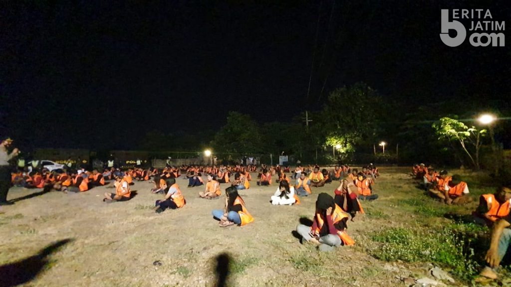 Tak Pakai Masker, 102 Orang Disuruh Berdoa di Makam Korban Covid-19