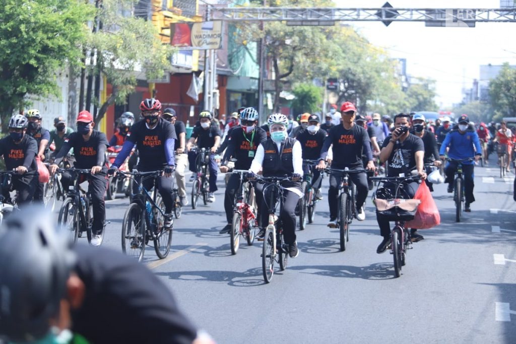 Gowes Bareng Forkopimda Sidoarjo, Gubernur Khofifah Bagi-bagi Masker
