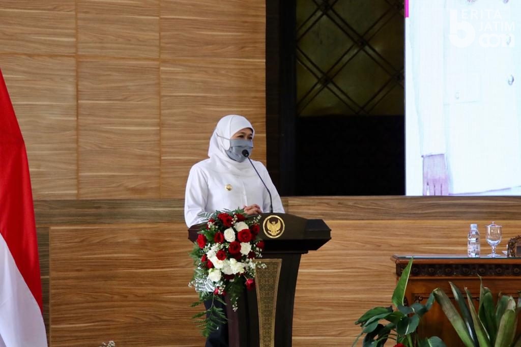 Serahkan Kartu Internet Merdeka Belajar, Ini Pesan Gubernur Khofifah