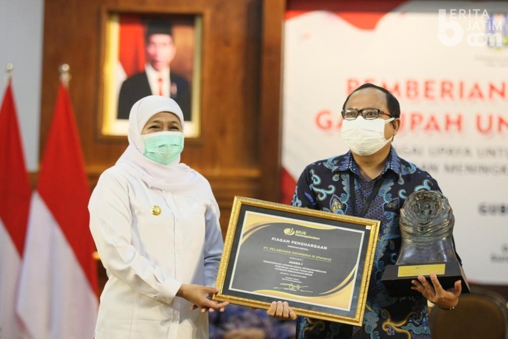 Utamakan Perlindungan Pekerja, Gubernur Khofifah Serahkan Piala Paritrana untuk Pelindo 3