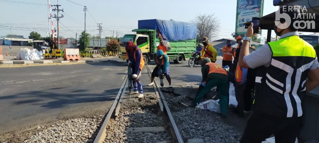 Penggantian Rel, Nanti Malam Jalan Mengkreng Kertosono-Kediri Ditutup Total