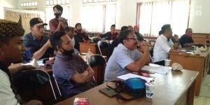 Heboh Bimtek Kades se-Kabupaten Sampang Disuguhi Penyanyi dan Berjoget Dangdut