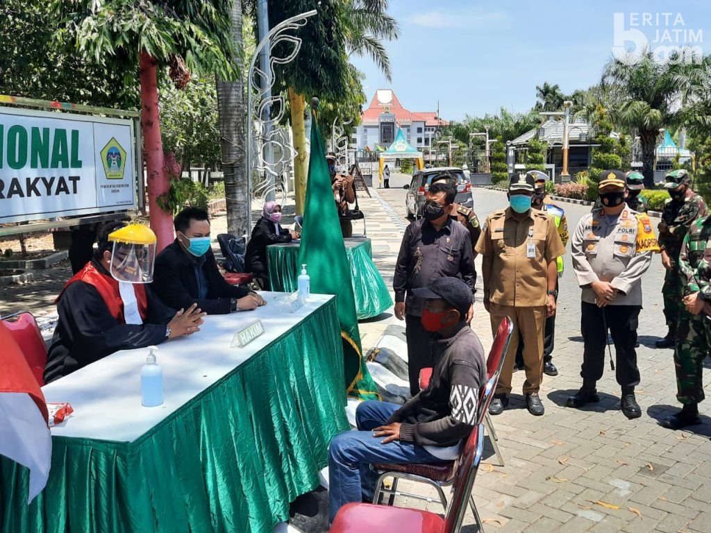 Tak Pakai Masker, Puluhan Warga di Gresik Jalani Sidang di Tempat