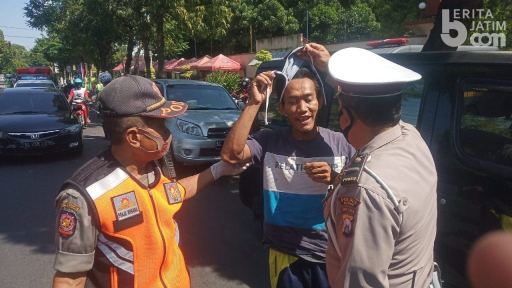 Di Kediri, Warga Tak Kenakan Masker Diberikan Sanksi Denda