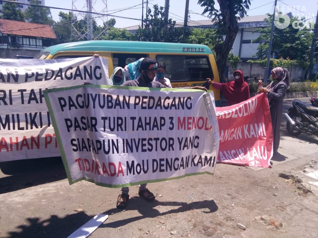 Pedagang Pasar Turi Tahap 3 Gelar Aksi di Kantor PT KAI Daop 8