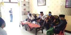 Salat Berjamaah Sambil Main HP, Empat Pemuda Diamankan Polisi