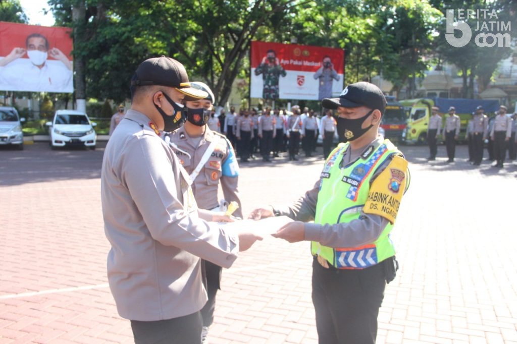 Kapolres Malang Beri Penghargaan Bhabinkamtibmas Ngasem