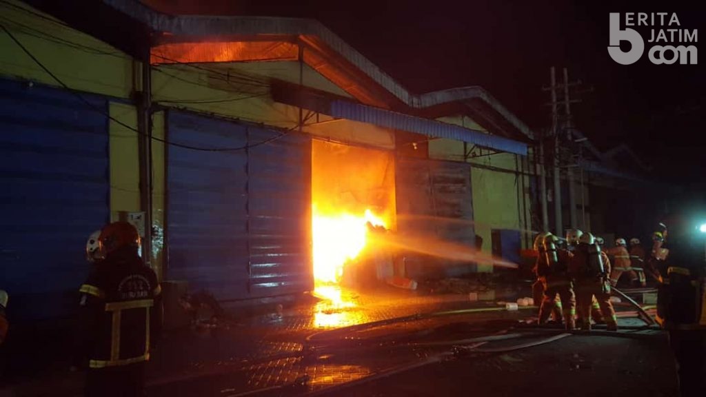 Empat Gudang di Margomulyo Terbakar