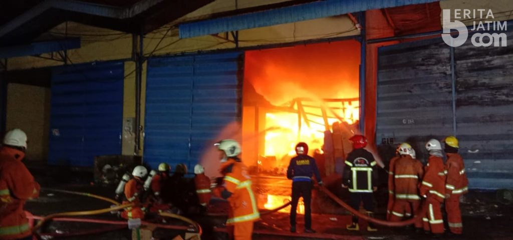 20 Mobil Damkar dan Bronto Skylift Dikerahkan dalam Kebakaran 4 Gudang di Margomulyo