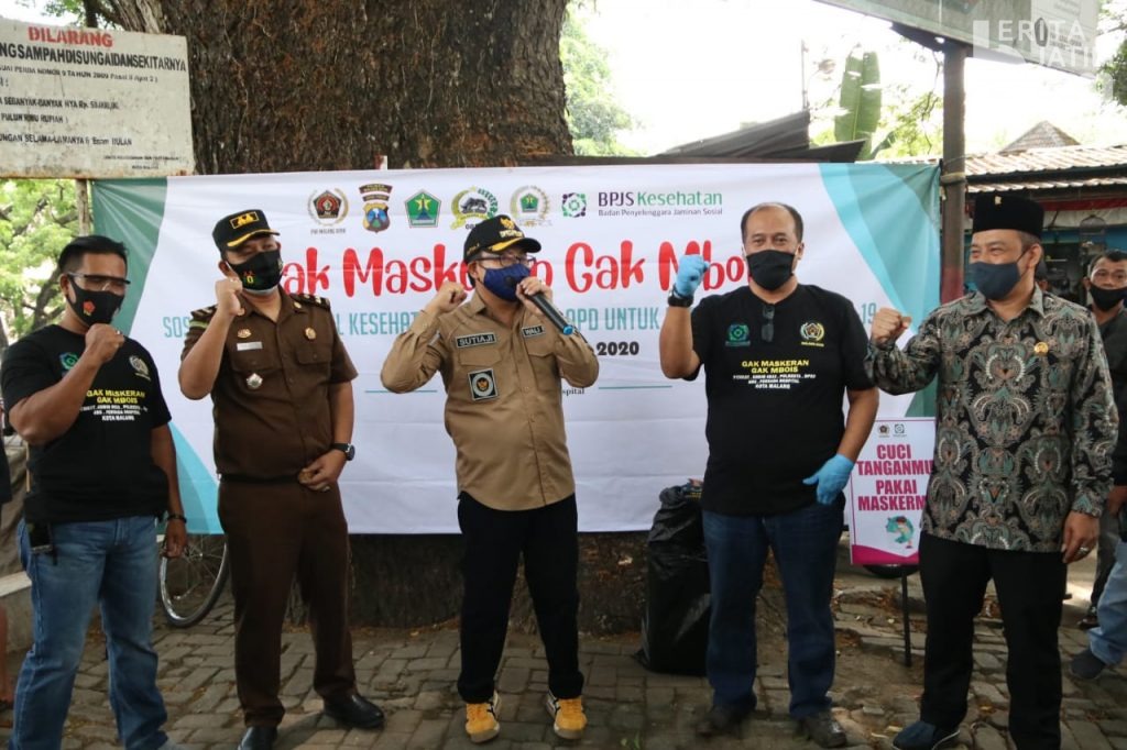 Pemkot Malang dan PWI Bagikan Ribuan Masker ke Masyarakat