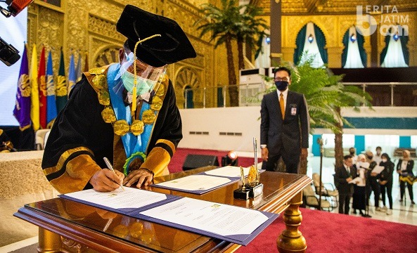 Pengukuhan 4 Guru Besar Baru, Dedikasi Unesa Bagi Dunia Pendidikan