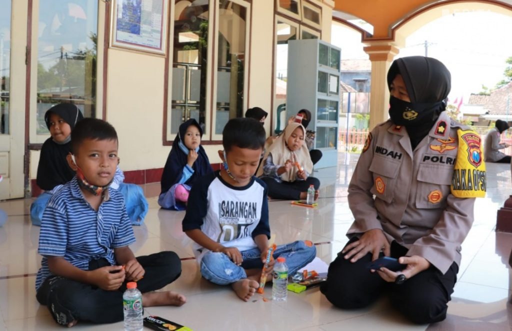 Bhabinkamtibmas di Ponorogo Bagikan Paket Data Internet Gratis