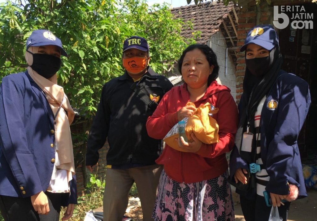 Mahasiswa KKN Unesa Bagi Sembako kepada Warga Terdampak Covid-19 di Kota Kediri