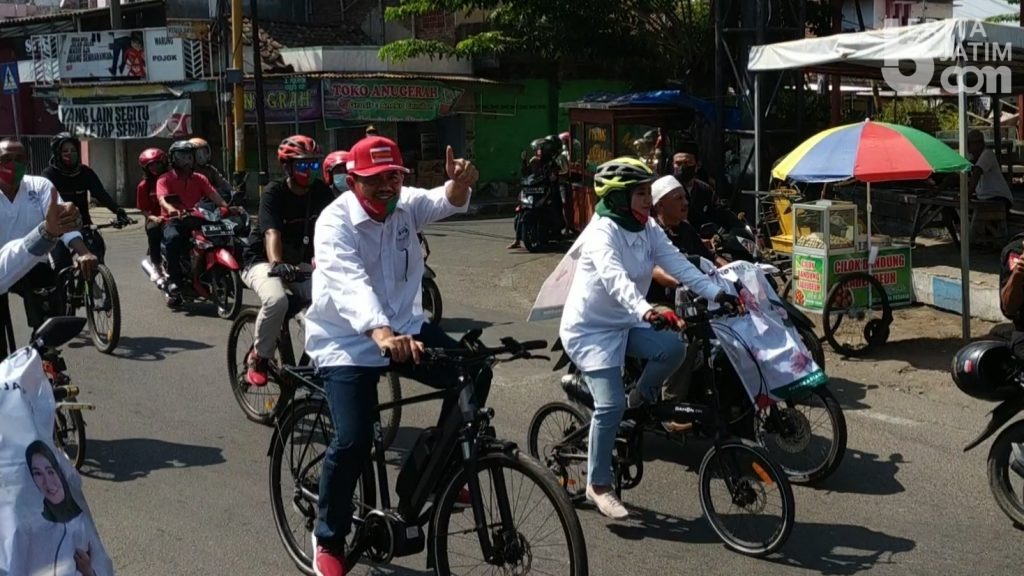 Gowes dari Kantor PKB, Mas Pung-Mbak Titik Daftar ke KPU Mojokerto