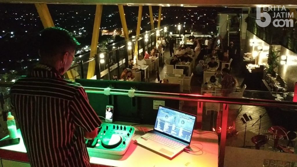 Topaz Sky Lounge & Bar Tawarkan Rp78 ribu Makan Sepuasnya di Atas Ketinggian Kota Mojokerto