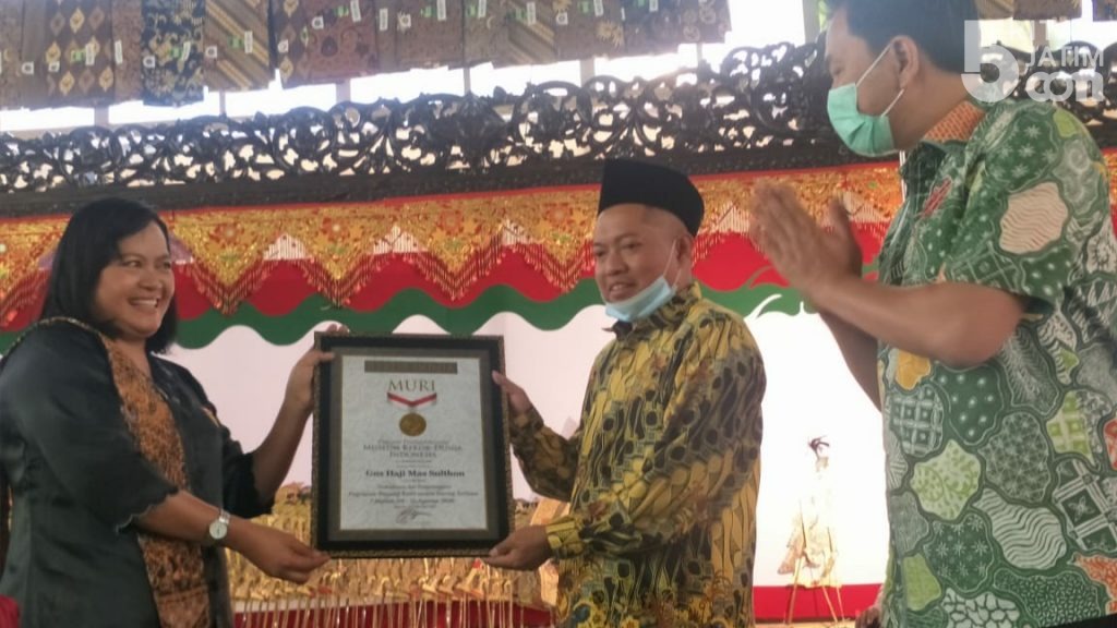 Prakarsai Penyelenggaraan Wayang Kulit Virtual 7 Malam di Gunung Kawi, Budayawan Asal Mojokerto Dapat Penghargaan MURI